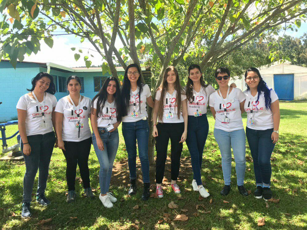 Estudiantes de la ECCI Gloriana Mora, María Peraza, Reichel Mora, Ivania Calderón,  Andrea Alvarado, Hannia Aguilar, Hellen Fernández y Lucía Elizondo